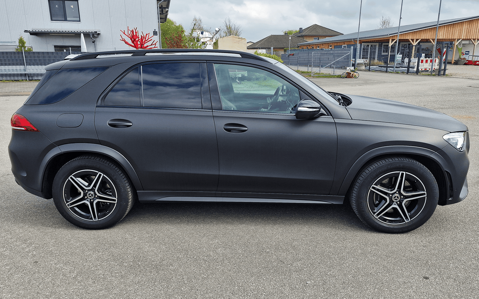 Mattschwarz folierter Mercedes GLE nach der Vollfolierung bei Wrap Shed in Stein bei Kiel