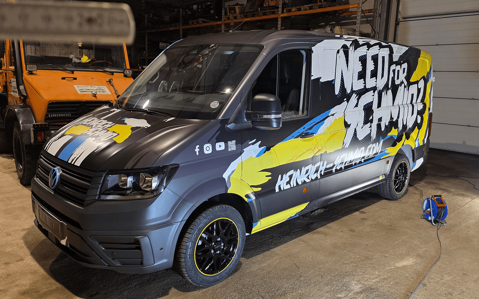 Beschrifteter Handwerker-Transporter mit Digitaldruck-Grafik aus Stein bei Kiel