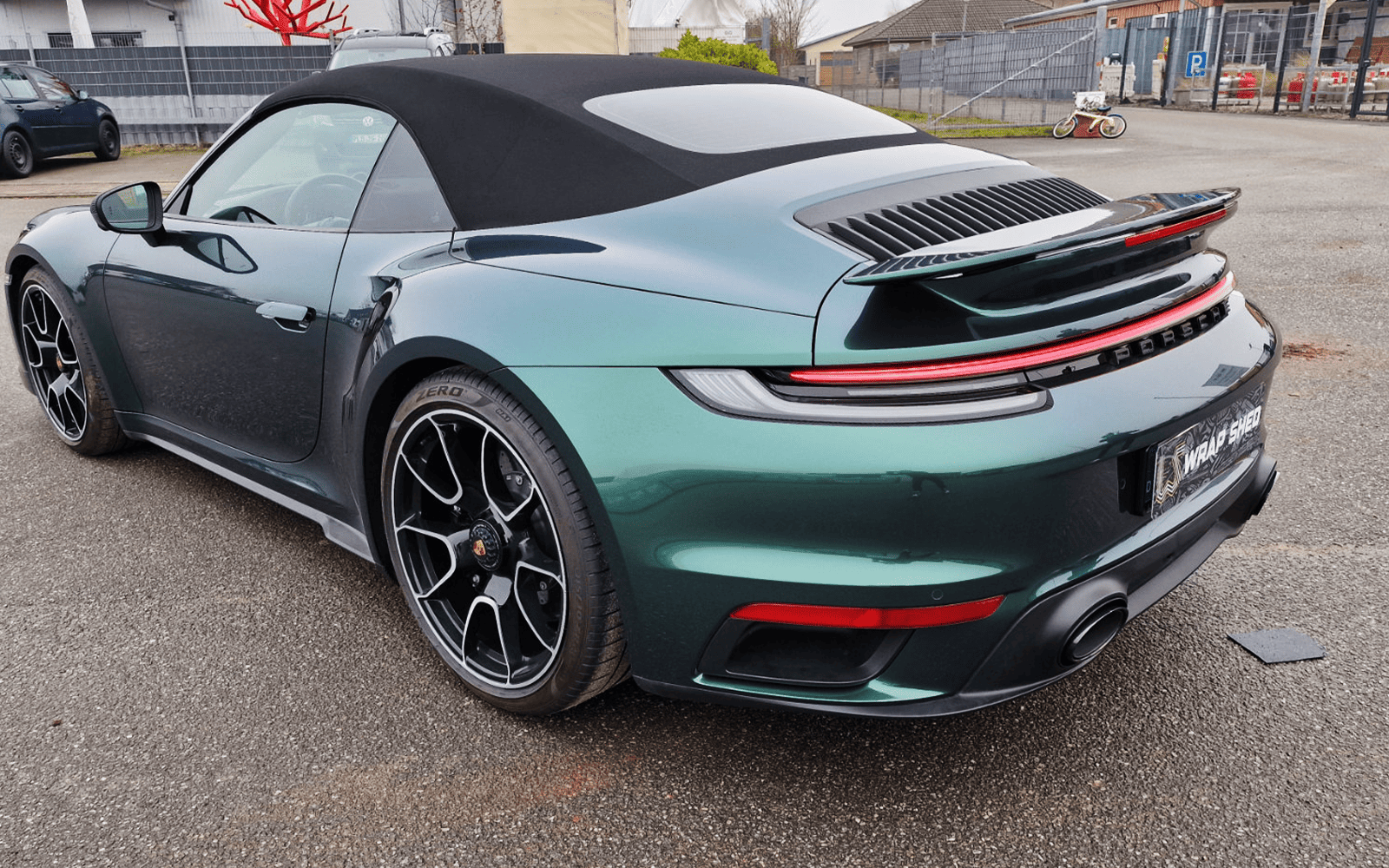 Dunkelgrün folierter Porsche 911 Cabrio nach der Vollfolierung bei Wrap Shed in Stein bei Kiel